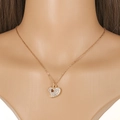 Macro-opname van gouden hartvormige hanger met glinsterende pavé gezette stenen - Gouden Geplaveid Hart Stijl (NQ106)