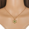 Detail van de roségouden bloemenhanger met groene peervormige kristallen ketting - Roségoud Lichtgroene Bloem met 6 Bloemblaadjes Stijl (NQ104)