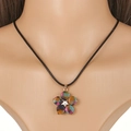 Macro-opname van de vijfbladige bloemenhanger met textuur en zwarte koordketting - Veelkleurige Bloem met 5 Bloemblaadjes Stijl (NQ103)