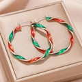 Detail van gouden spiraalvormige oorringen met rood en groen email op een sieradendoosje - Rood Groen Kerst Hoepel Stijl (EQ298)