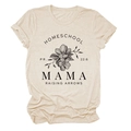Detailansicht des Homeschool Mama Blumendrucks und der Stoffstruktur auf beigem T-Shirt - S / Sand (Schwarzer Text)
