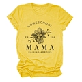 Détail d'un t-shirt en coton jaune avec imprimé graphique Homeschool Mama et fleurs - Jaune (Texte Noir)