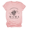 Vue détaillée d'un t-shirt rose avec imprimé HOMESCHOOL MAMA et manches retroussées - Rose (Texte Noir)