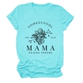 Détail de l'imprimé Homeschool Mama avec fleurs sur un t-shirt en coton bleu clair - Bleu Eau Profonde (Texte Noir)