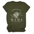 Détail d'un t-shirt vert olive avec imprimé floral blanc et texte de maman éducatrice - Vert Armée (Texte Blanc)