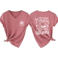 Détail du t-shirt mauve à col en V avec imprimé crâne floral au dos et texte graphique - Rose Racine de Lotus (Impression Blanche)