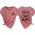 Détail du t-shirt rose col en V avec imprimé crâne fleuri et ourlet noué sur le côté - Rose Racine de Lotus (Impression Noire)