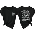 Vue avant et arrière du t-shirt noir à col en V avec graphismes squelettiques imprimés - Noir (Imprimé Blanc)