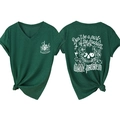 Détails avant et arrière du t-shirt vert foncé col V avec imprimé tête de mort - Vert Vintage (Imprimé Blanc)