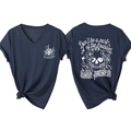 Détail d'un t-shirt col V avec imprimé floral de main de squelette et tissu chiné bleu foncé - Bleu Marine (Imprimé Blanc)