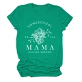Détail du motif floral sérigraphié blanc et du texte homeschool mama sur le t-shirt vert - Vert Encre (Texte Blanc)