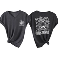 T-shirt col V gris foncé pour femme avec imprimé crâne et fleurs et nœud sur le côté - Gris Chiné (Imprimé Blanc)