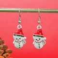 Charmantes boucles d'oreilles bonhomme de neige en émail avec bonnets rouges sur fond rouge - Style Pendentif de Bonhomme de Neige en Email avec Bonnet Rouge et Echarpe (17)