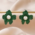 Orecchini a fiore verde scuro opaco con perla centrale su sfondo in tessuto rosa morbido - Stile Perla a Petalo 3D / Verde Scuro