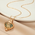 Gouden holle schelphanger ketting met blauwe kristallen en lichtgevende parel op zijde - Blauwe Schelp Stijl (NQ068)