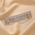 Fermaglio vintage argento traforato con cristalli su sfondo di seta champagne - Oro bianco