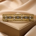 Fermaglio vintage in oro con fiori intagliati e strass su seta color champagne - Oro Antico