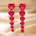 Dettagli di eleganti orecchini dorati con sei cristalli rossi a forma di cuore a cascata - Cuore Rosso Rosa