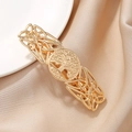 Goldene Lebensbaum-Haarspange mit keltischem Knotenmuster auf Seidenhintergrund - Gold Federclip