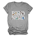 Dettaglio della t-shirt grigia Bird Nerd con illustrazioni di uccelli e maniche arrotolate - S / Grigio Scuro (Testo Bianco)