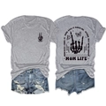Detailansicht des Mom Life Grafik-T-Shirts mit Totenkopf und Schmetterling in Graublau - S / Oberteile / Hellgrau (Schwarze Grafik)