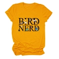 Dettaglio della stampa Bird Nerd su una t-shirt in cotone giallo zenzero a girocollo - S / Giallo Senape (Testo Nero)