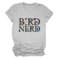 Dettaglio del testo Bird Nerd e illustrazioni di uccelli colorati su t-shirt in cotone grigio - Grigio Chiaro (Testo Nero)