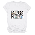 Dettaglio della t-shirt bianca Bird Nerd con illustrazioni di uccelli e testo in grassetto - Bianco (Testo Nero)