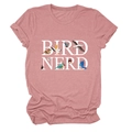 Dettaglio della stampa grafica Bird Nerd su t-shirt rosa polvere con uccelli - Oro Rosa (Testo Bianco)