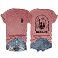 Flachgelegtes Damen T-Shirt in Ziegelrot mit Mom Life Totenkopf und Distressed-Denim-Shorts - S / Oberteile / Roségold