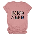 T-shirt Bird Nerd rosa antico a maniche corte con illustrazioni di uccelli colorati - Oro Rosa (Testo Nero)