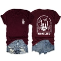 Vorder- und Rückansicht des weinroten Mom Life Rock T-Shirts mit Denim-Shorts - S / Oberteile / Burgunderrot
