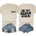 Flach liegendes beige In My Memaw Era T-Shirt mit Denim-Shorts, Vorder- und Rückseite - S / Sand (Schwarze Grafik)