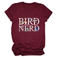 Dettaglio della maglietta Bird Nerd rosso vino con grafica di uccelli e scritte bianche - Rosso Vino (Testo Bianco)