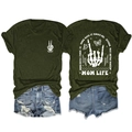 Flachbild von grünem T-Shirt mit Rock-Hand-Totenkopf-Print und Distressed-Denim-Shorts - S / Oberteile / Armeegrün