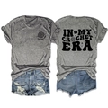 Dettaglio della stampa fronte-retro su t-shirt grigia a maniche corte in cotone - S / Grigio Scuro (Grafica Nera)