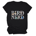 Dettaglio della maglietta Bird Nerd con illustrazioni di uccelli colorati su cotone nero - Nero (Testo Bianco)