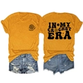 Vista dettagliata fronte e retro della t-shirt gialla con stampa Crochet Era e jeans - S / Giallo Senape (Grafica Nera)