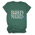 Dettaglio della t-shirt verde scuro Bird Nerd in cotone con illustrazioni di uccelli - Verde Retrò (Testo Bianco)
