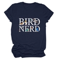 Dettaglio della maglietta blu navy con stampa Bird Nerd e illustrazioni colorate di uccelli - Blu Notte (Testo Bianco)
