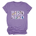 Dettaglio del testo Bird Nerd e illustrazioni di uccelli su t-shirt viola - Viola (Testo Bianco)