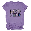 Dettaglio della stampa grafica Bird Nerd su t-shirt in cotone viola con motivi di uccelli - Viola (Testo Nero)