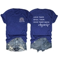 Detailansicht von dunkelblauem T-Shirt mit Regenbogen-Print und Denim-Shorts mit Rissen - S / Oberteile / Retroblau (WeiBer Druck)