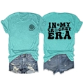 Vista fronte e retro della t-shirt blu In My Crochet Era con grafiche floreali vintage - Blu Acqua Profonda (Grafica Nera)
