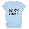 Dettaglio della stampa Bird Nerd con illustrazioni di uccelli colorati su una maglietta blu - Azzurro (Testo Nero)