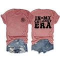 Dettaglio fronte e retro della t-shirt rosso ruggine con stampa vintage Crochet Era - Oro Rosa (Grafica Nera)