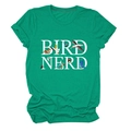 Dettaglio della stampa Bird Nerd su maglietta in cotone verde scuro a girocollo - Verde Inchiostro (Testo Bianco)