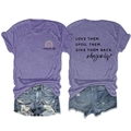 Vorder- und Rückansicht des lila Rundhals-T-Shirts mit Daycare Life Grafik-Aufdrucken - S / Oberteile / Lila (Schwarzer Druck)