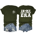 Dettaglio maglietta verde oliva crochet era e pantaloncini denim con strappi - Verde Militare (Grafica Bianca)