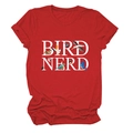 Dettaglio della maglietta rossa Bird Nerd con illustrazioni di uccelli e scritte bianche - Rosso (Testo Bianco)